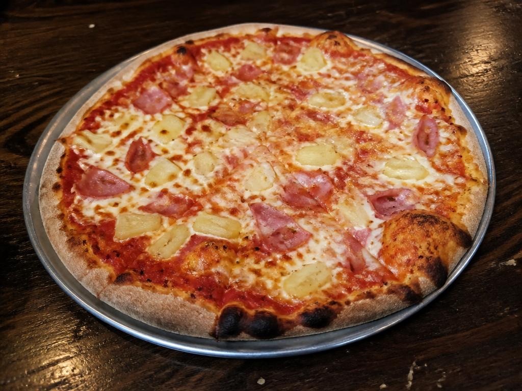 Americana – Tomaattikastike, mozzarella, kinkku, ananas.